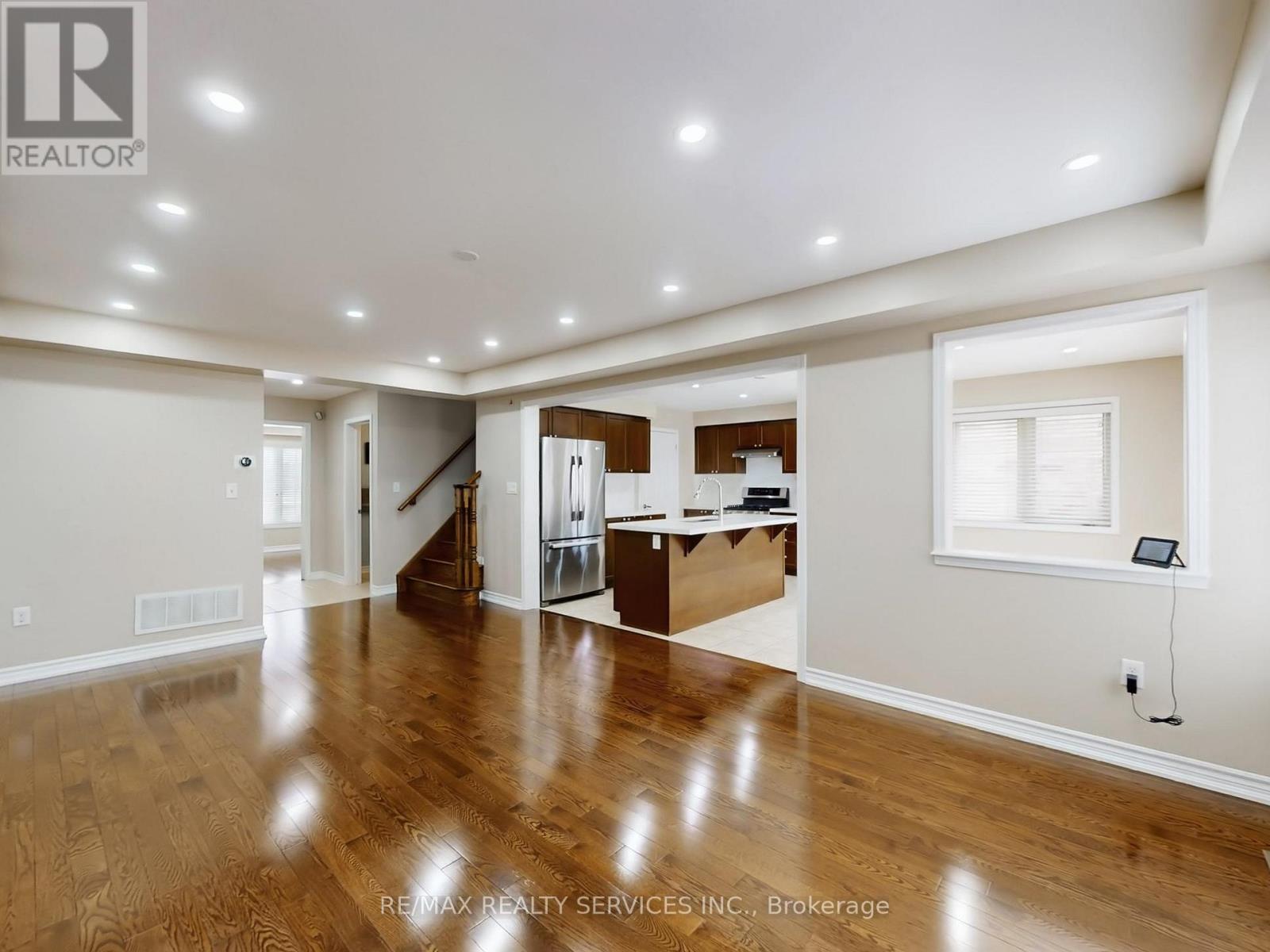 37 Bloom Drive, Brampton, Ontario  L6P 3C3 - Photo 10 - W12869912