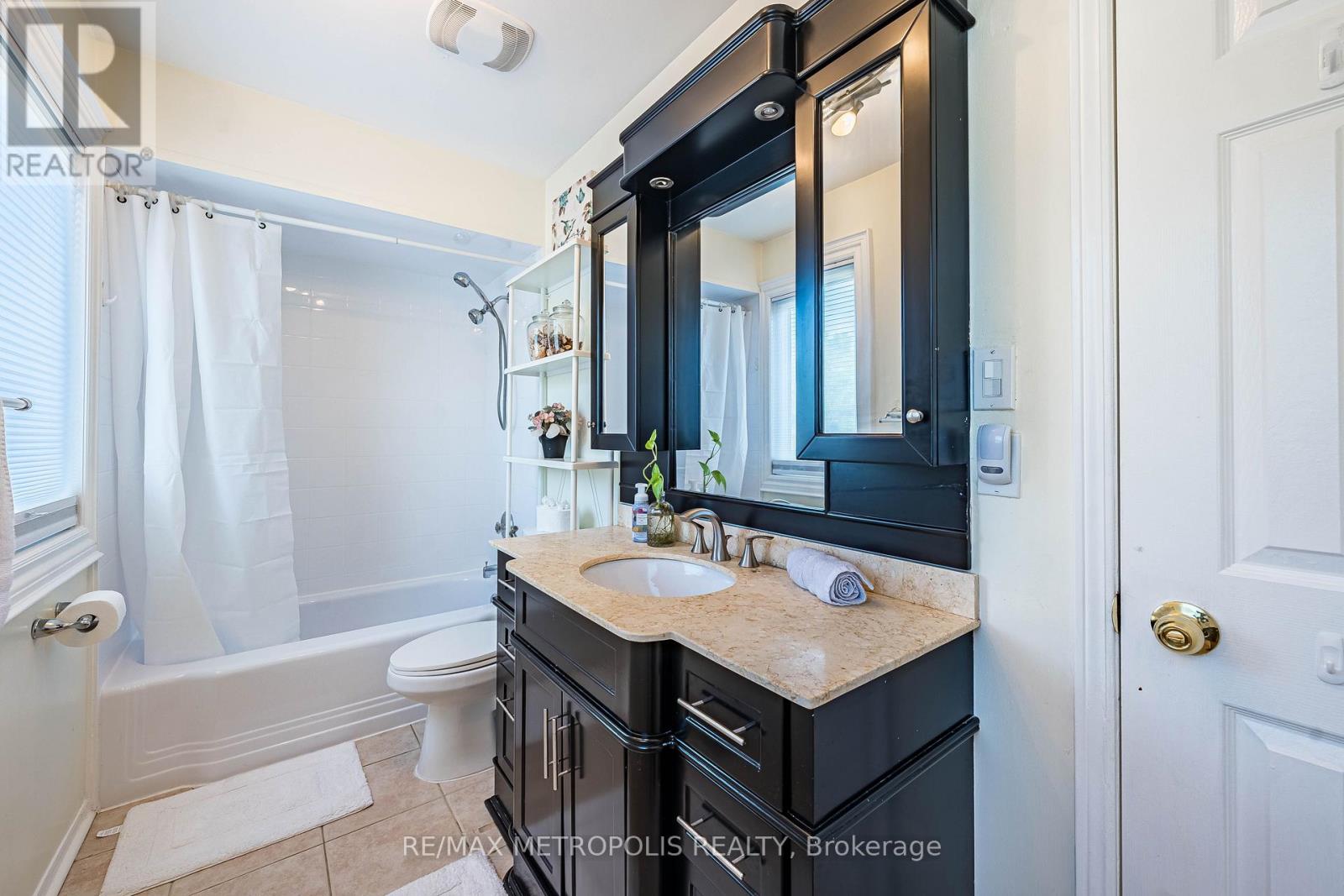 Upper - 22 Mayflower Street, Whitby, Ontario  L1N 8A9 - Photo 14 - E12906716