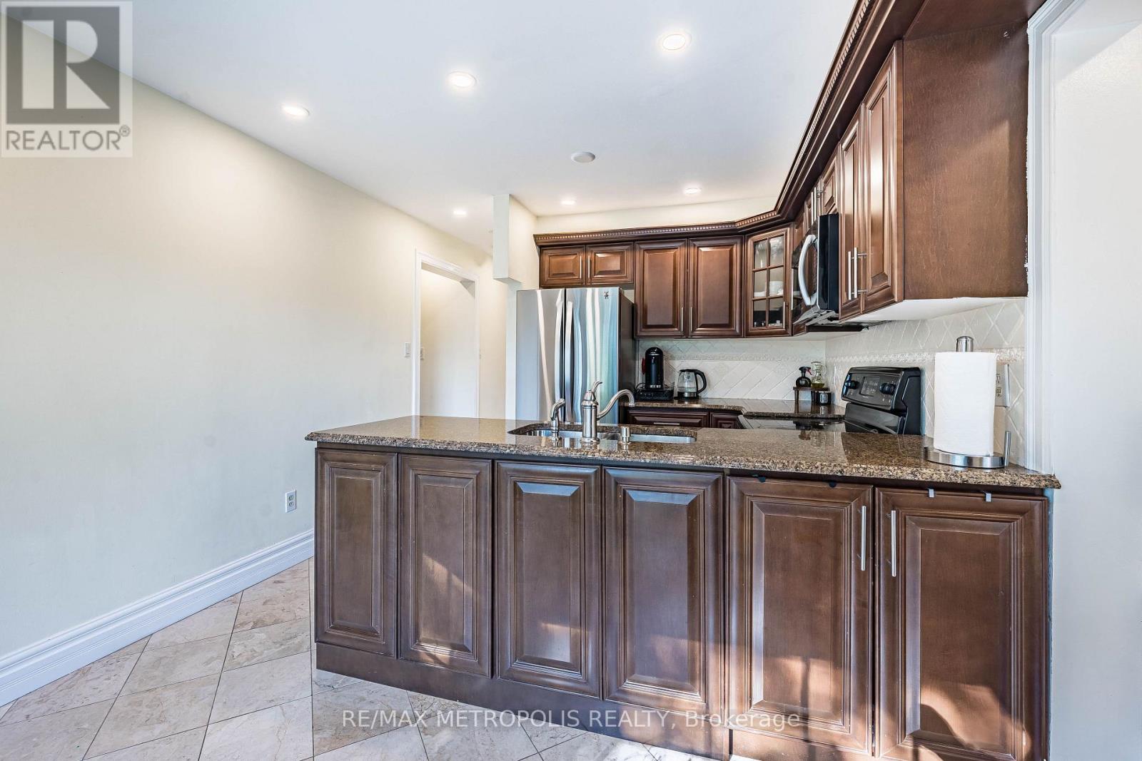 Upper - 22 Mayflower Street, Whitby, Ontario  L1N 8A9 - Photo 4 - E12906716