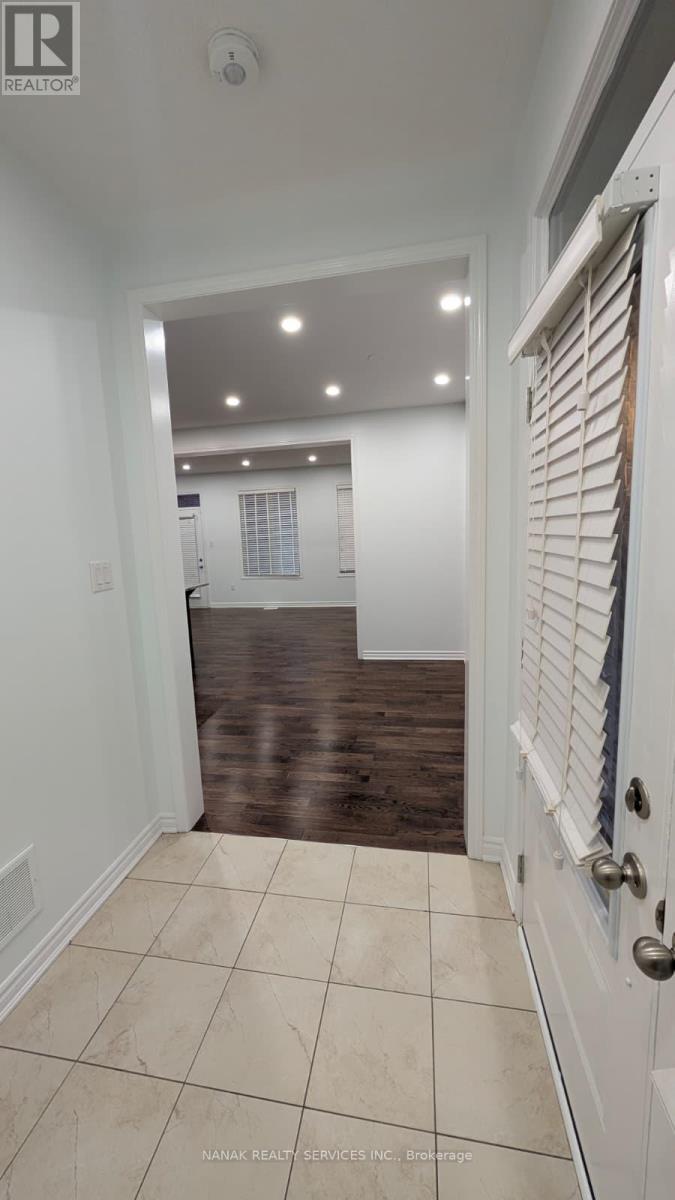 39 Boothill Drive, Brampton, Ontario  L7A 0C1 - Photo 7 - W12906718