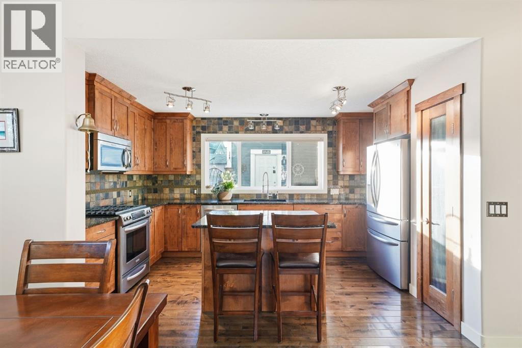 1 River Heights Green, Cochrane, Alberta  T4C 0J6 - Photo 9 - A2295374