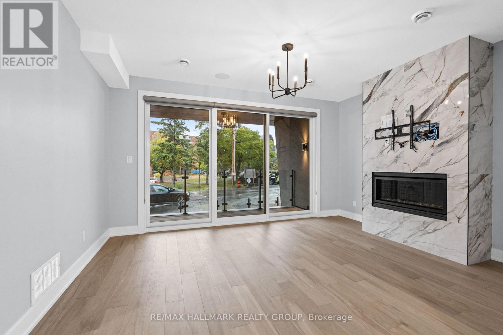 A - 886 Byron Avenue, Ottawa, Ontario  K2A 0A1 - Photo 11 - X12906792