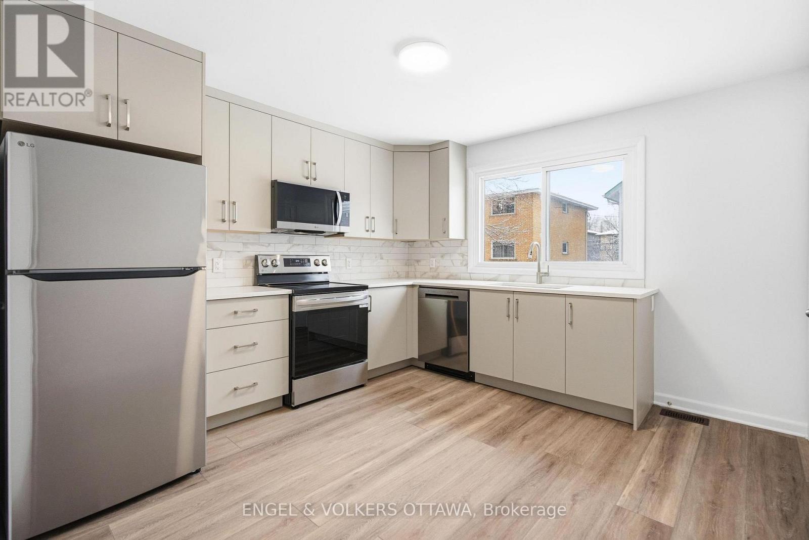 1 - 896 Pinewood Crescent, Ottawa, Ontario  K2B 5Y4 - Photo 3 - X12906796