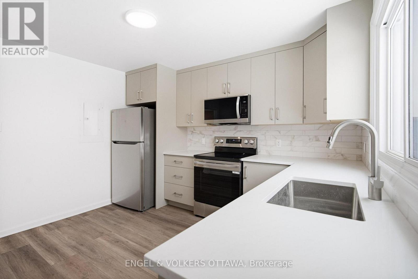 1 - 896 Pinewood Crescent, Ottawa, Ontario  K2B 5Y4 - Photo 4 - X12906796