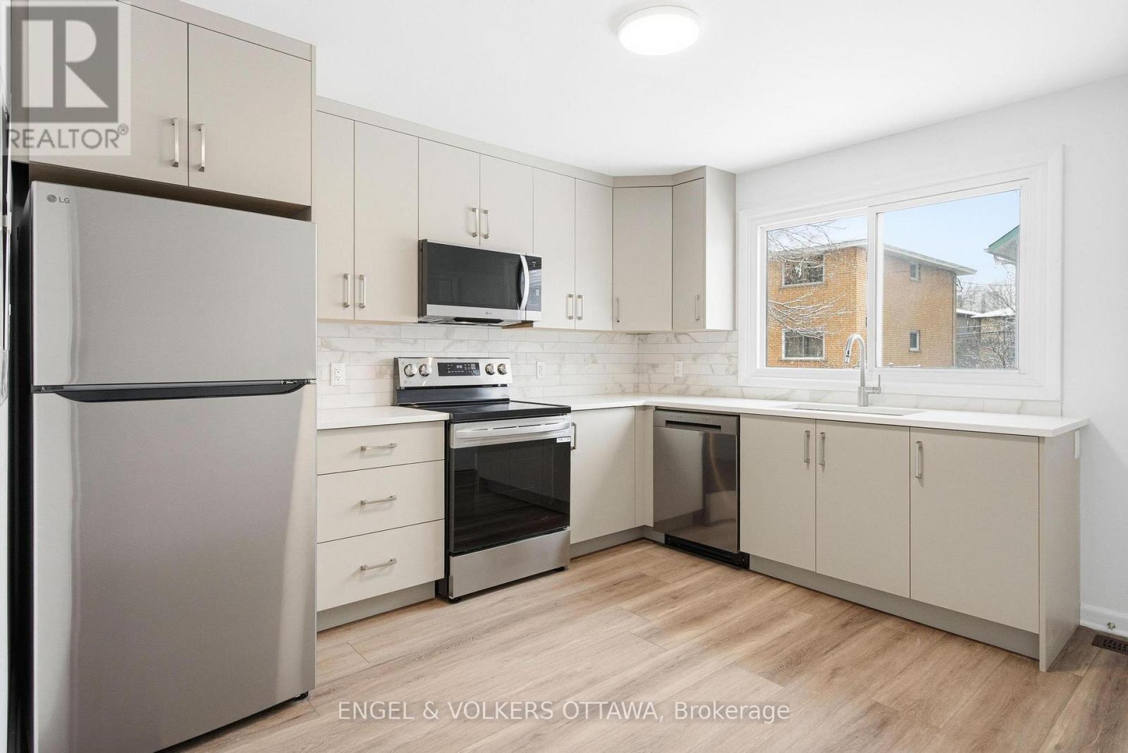 1 - 896 Pinewood Crescent, Ottawa, Ontario  K2B 5Y4 - Photo 5 - X12906796