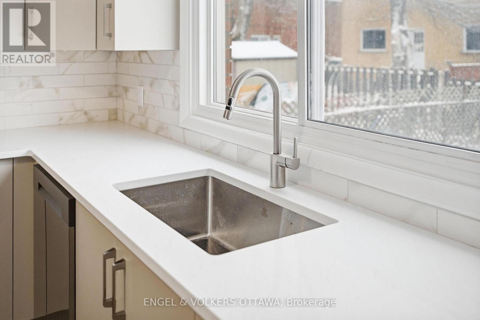 1 - 896 Pinewood Crescent, Ottawa, Ontario  K2B 5Y4 - Photo 6 - X12906796