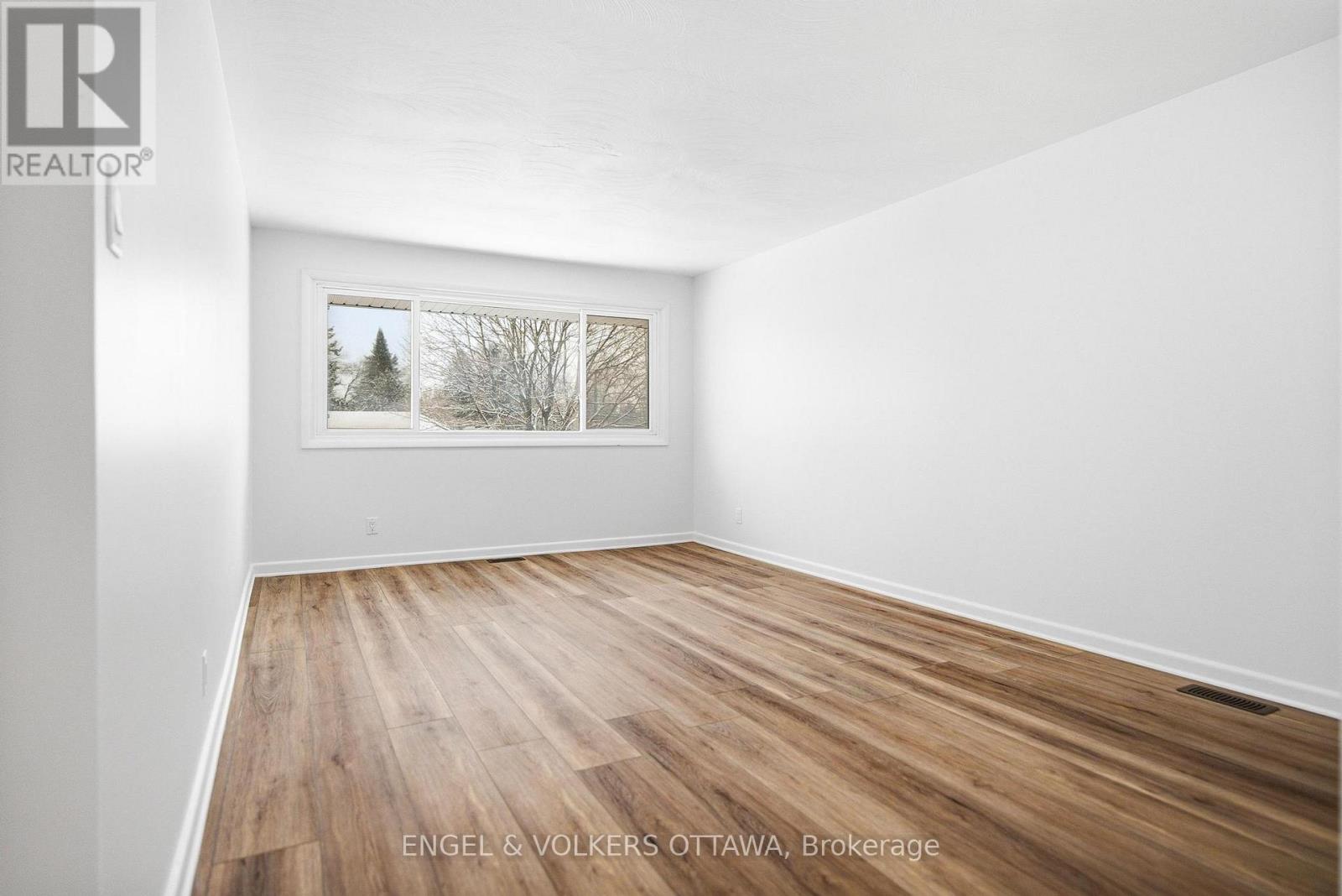 1 - 896 Pinewood Crescent, Ottawa, Ontario  K2B 5Y4 - Photo 7 - X12906796