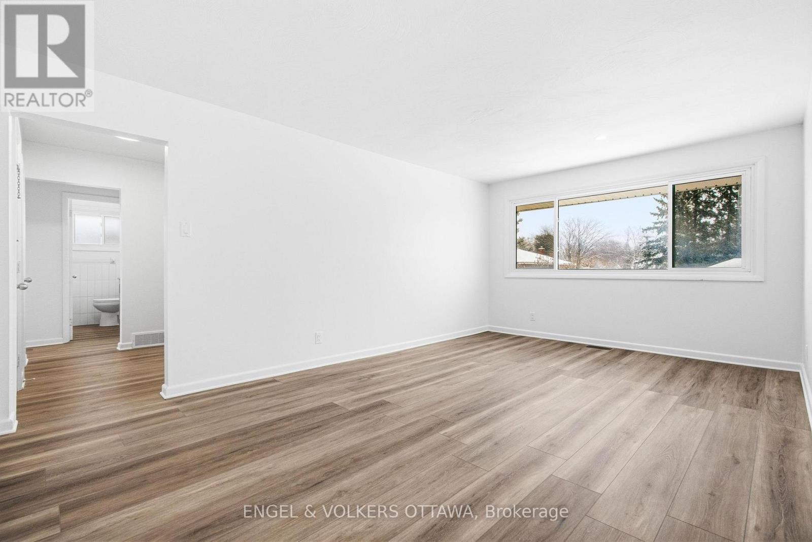 1 - 896 Pinewood Crescent, Ottawa, Ontario  K2B 5Y4 - Photo 8 - X12906796