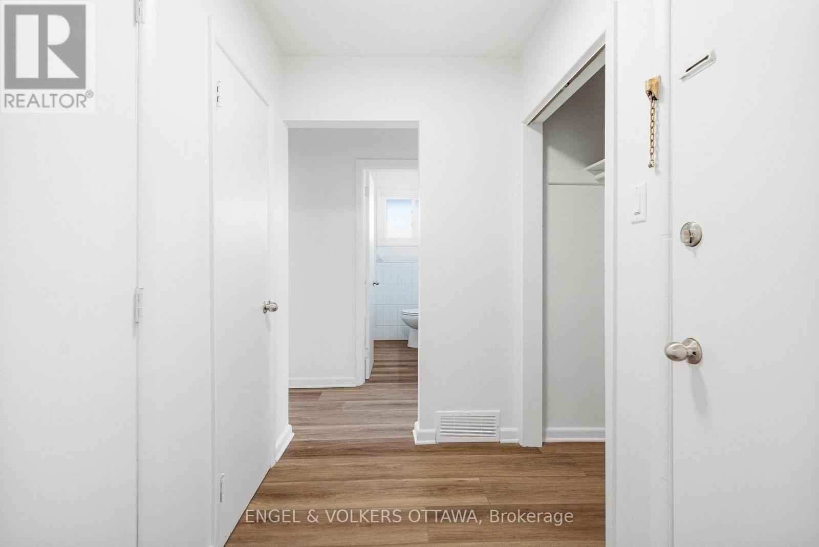 1 - 896 Pinewood Crescent, Ottawa, Ontario  K2B 5Y4 - Photo 9 - X12906796