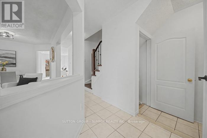 121 Willow Park Drive, Brampton, Ontario  L6R 2N3 - Photo 4 - W12905686