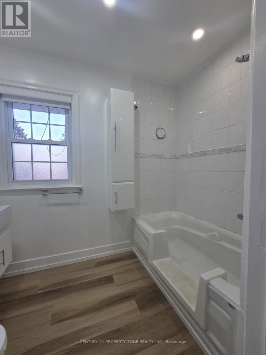 82 Roy Drive, Mississauga, Ontario  L5M 1A7 - Photo 19 - W12905346