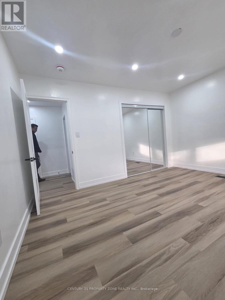 82 Roy Drive, Mississauga, Ontario  L5M 1A7 - Photo 12 - W12905346