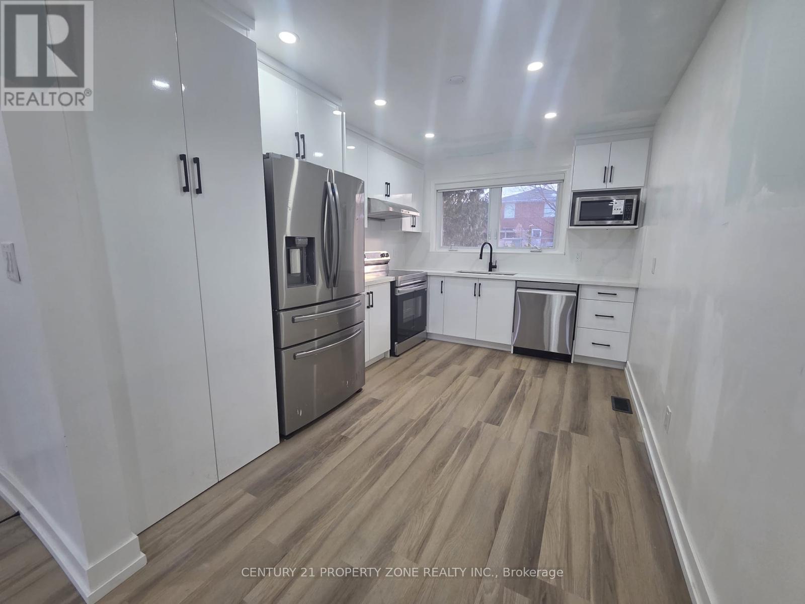 82 Roy Drive, Mississauga, Ontario  L5M 1A7 - Photo 4 - W12905346