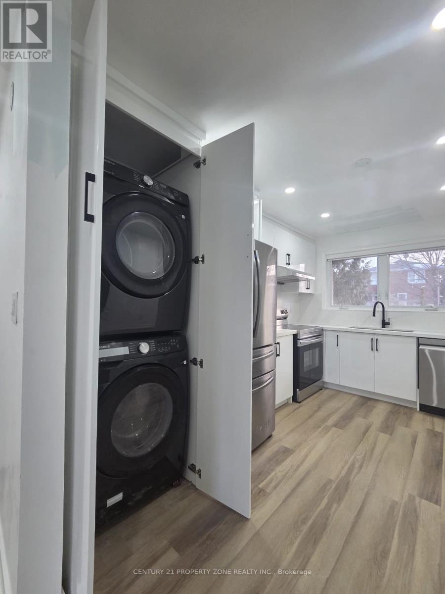 82 Roy Drive, Mississauga, Ontario  L5M 1A7 - Photo 5 - W12905346