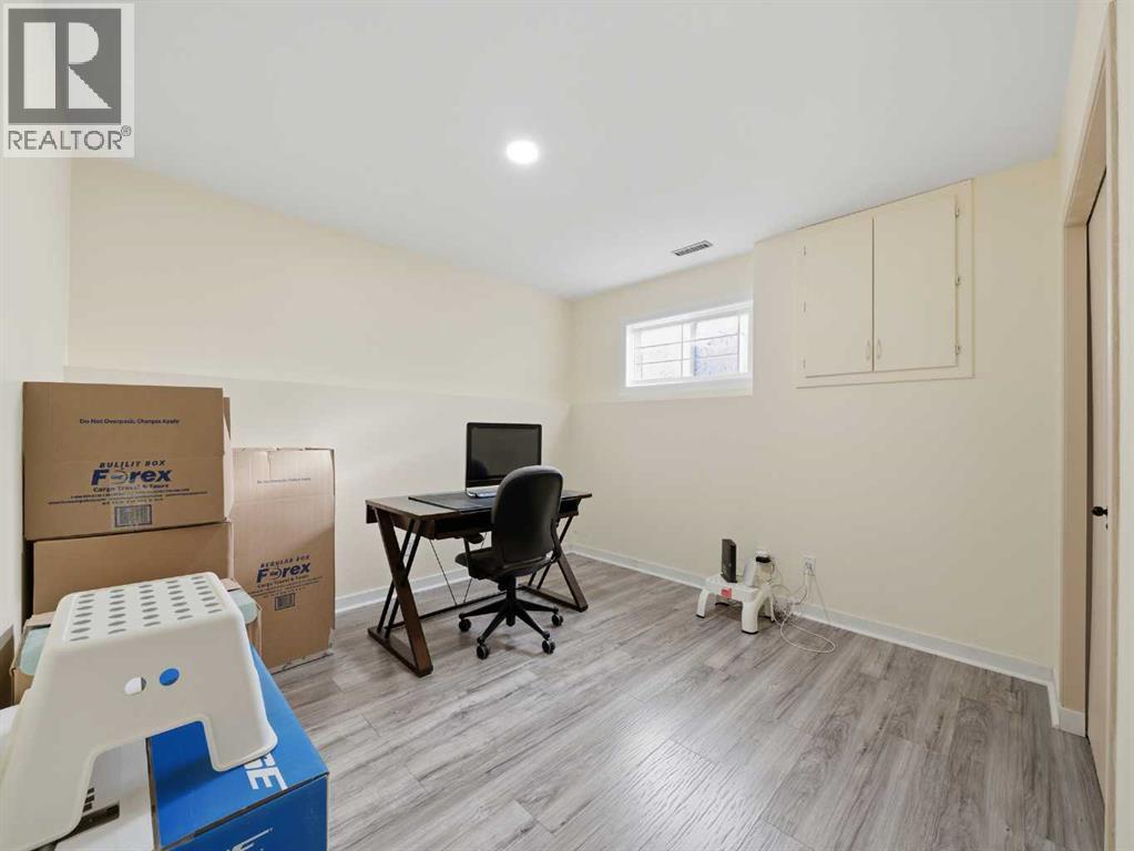 109 Somerset Close Sw, Calgary, Alberta  T2Y 3C4 - Photo 25 - A2282793