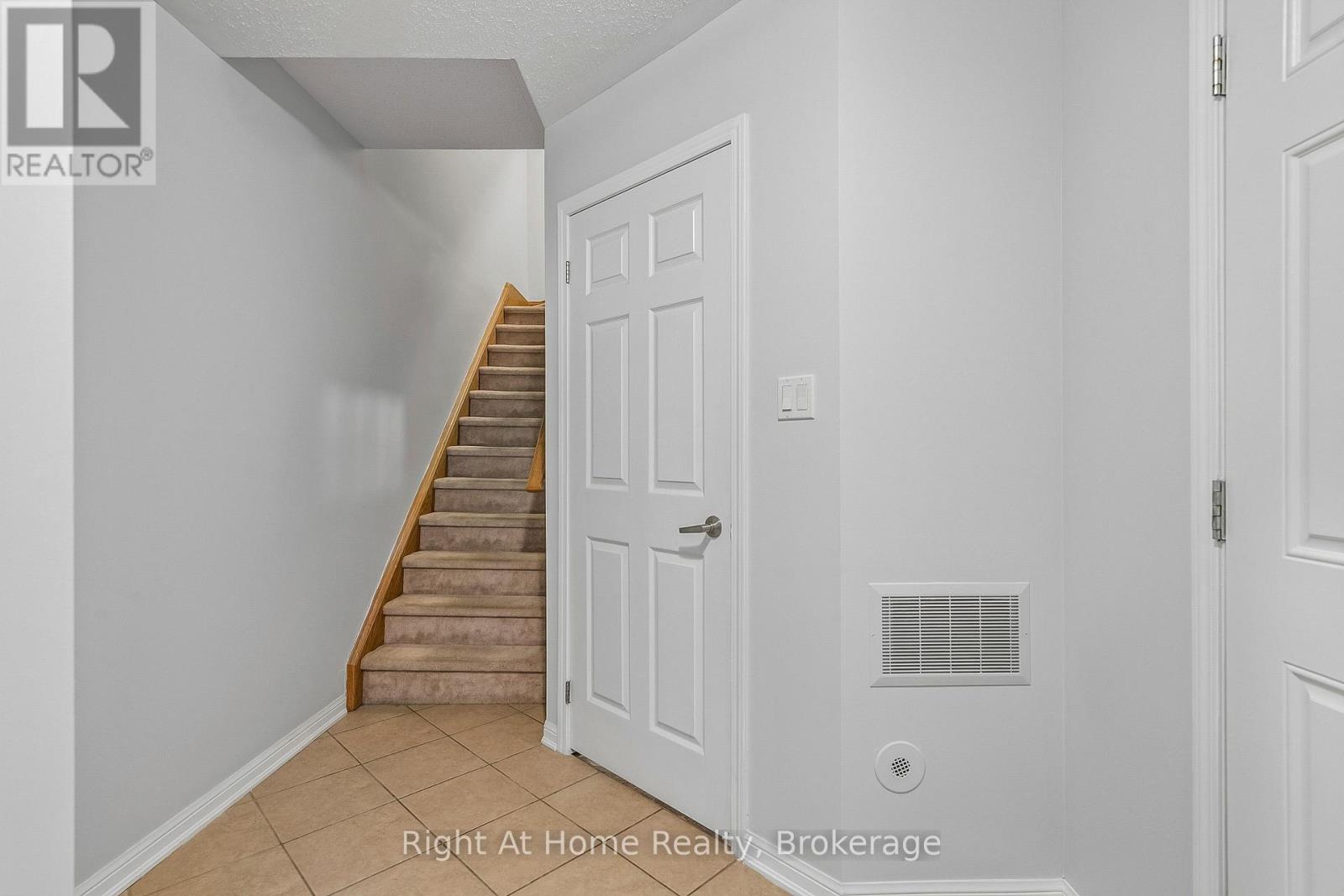 650 Frank Place, Milton, Ontario  L9T 0P8 - Photo 4 - W12754344