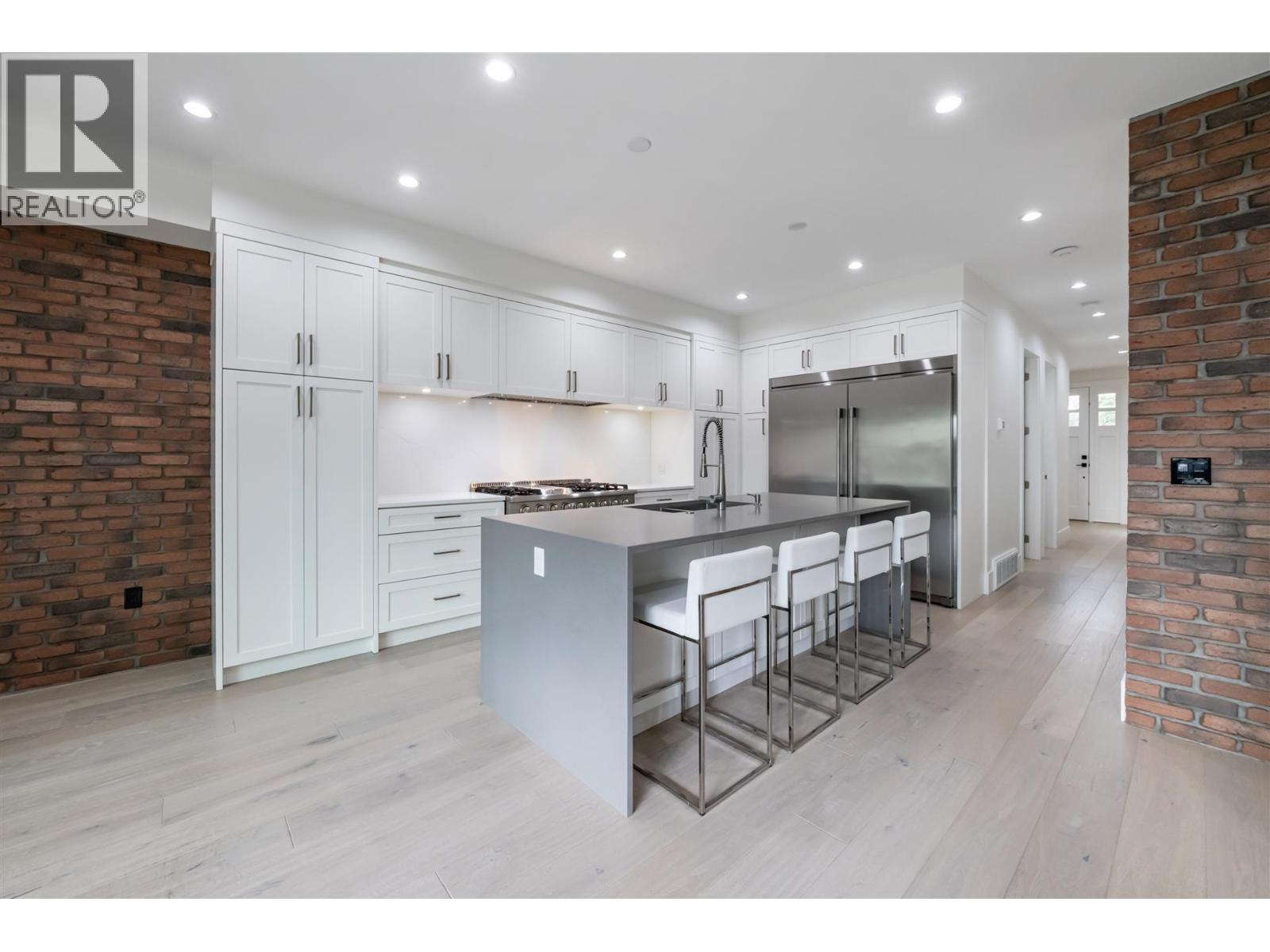 6220 Lochdale Street, Burnaby, British Columbia V5B 2M5 - Photo 3 - R3094939