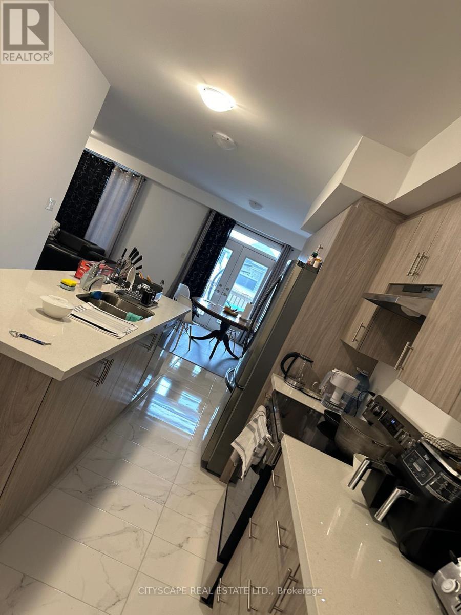 15 Barnyard Trail, Barrie, Ontario  L9J 0Y1 - Photo 10 - S12906850