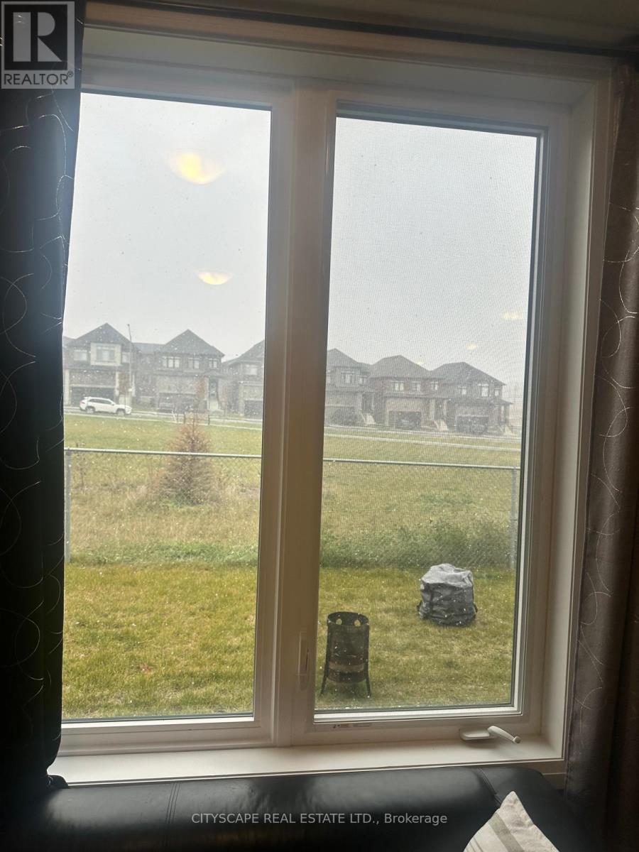 15 Barnyard Trail, Barrie, Ontario  L9J 0Y1 - Photo 12 - S12906850