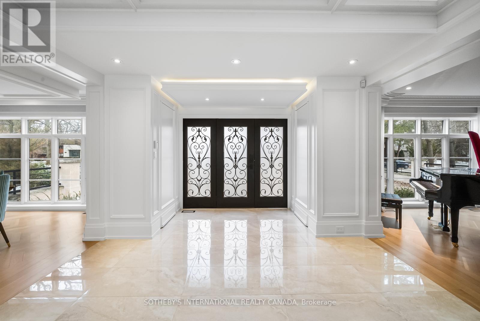 1347 Queen Victoria Avenue, Mississauga, Ontario  L5N 3N2 - Photo 3 - W12906842