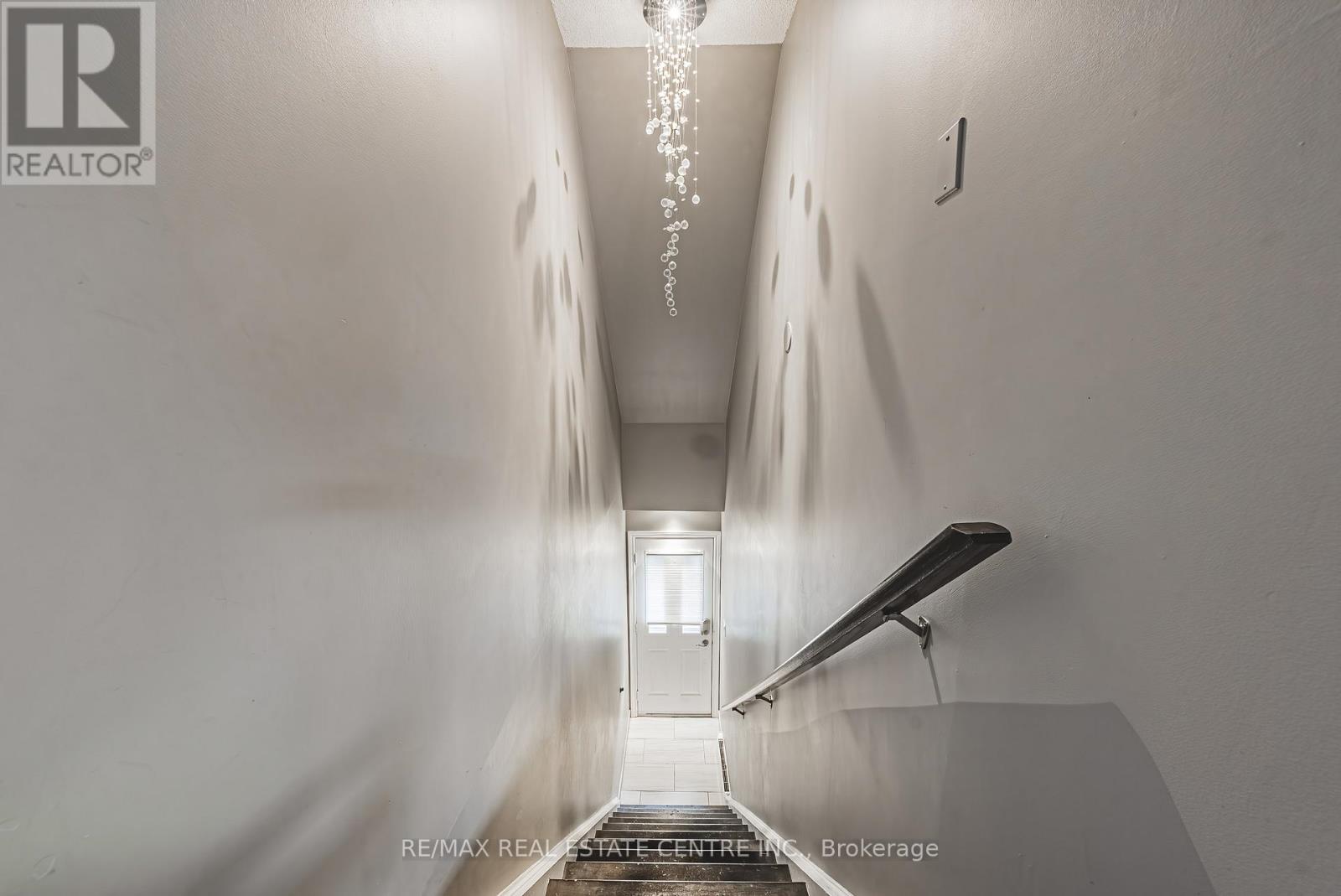 3 - 266 Limeridge Road E, Hamilton, Ontario  L9A 2S7 - Photo 4 - X12906856