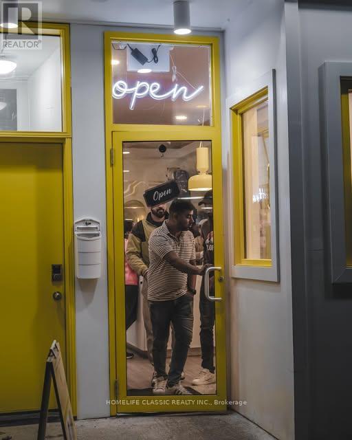 2385 Dundas Street W, Toronto, Ontario  M6P 1X2 - Photo 5 - W12885222