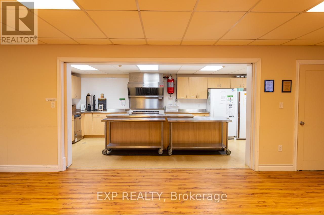 Upper/lower Hall/comm Kit - 19 St Albans Drive, Halton Hills, Ontario  L7J 1C6 - Photo 10 - W12906896