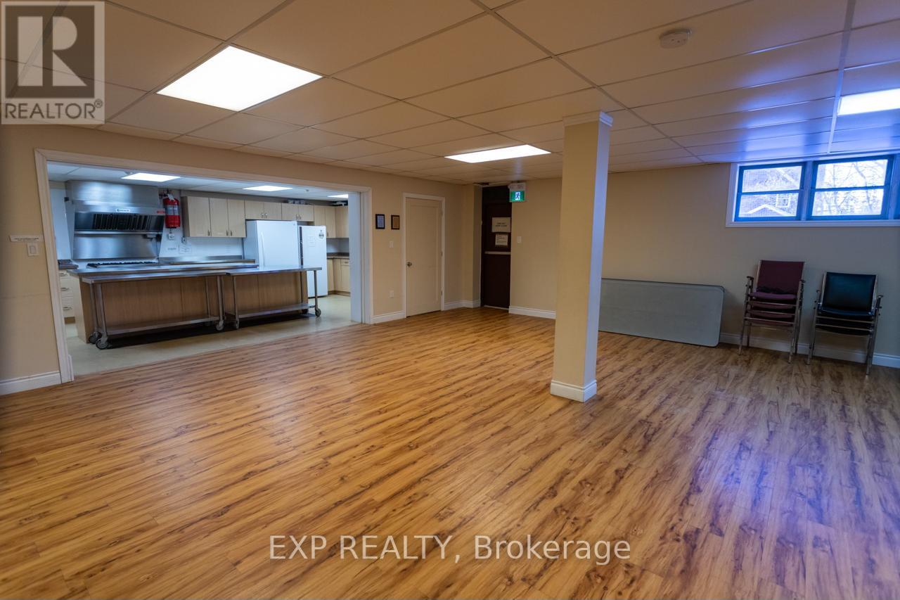 Upper/lower Hall/comm Kit - 19 St Albans Drive, Halton Hills, Ontario  L7J 1C6 - Photo 11 - W12906896