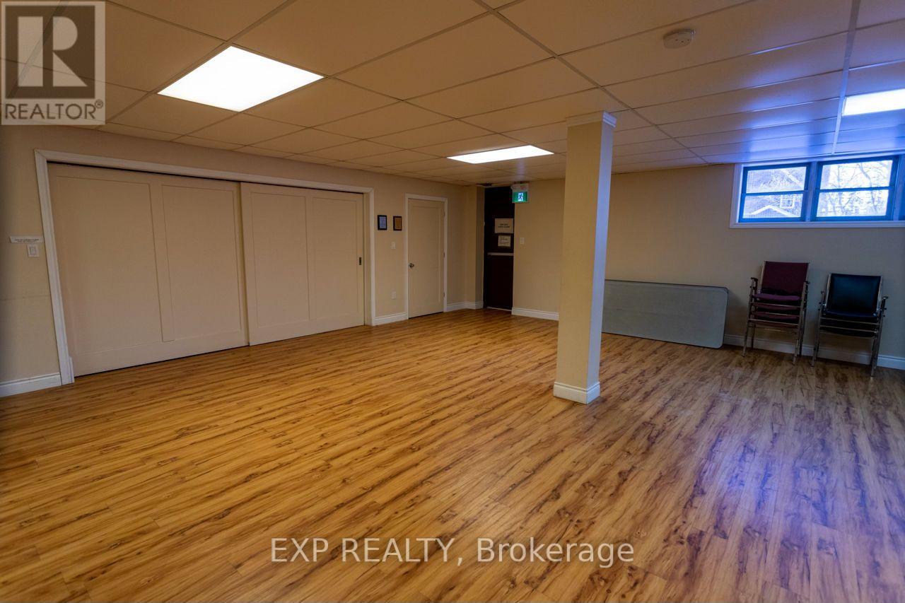 Upper/lower Hall/comm Kit - 19 St Albans Drive, Halton Hills, Ontario  L7J 1C6 - Photo 12 - W12906896