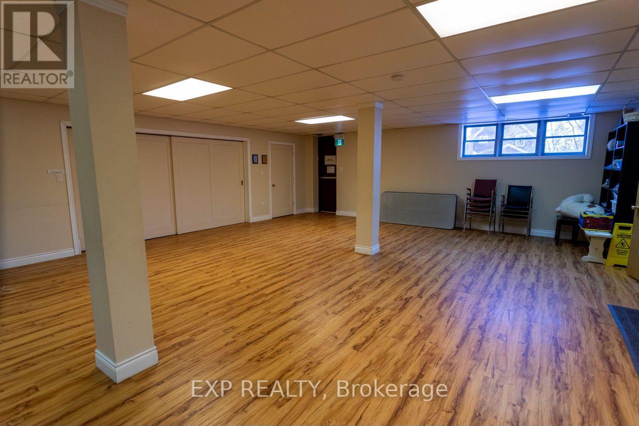 Upper/lower Hall/comm Kit - 19 St Albans Drive, Halton Hills, Ontario  L7J 1C6 - Photo 13 - W12906896