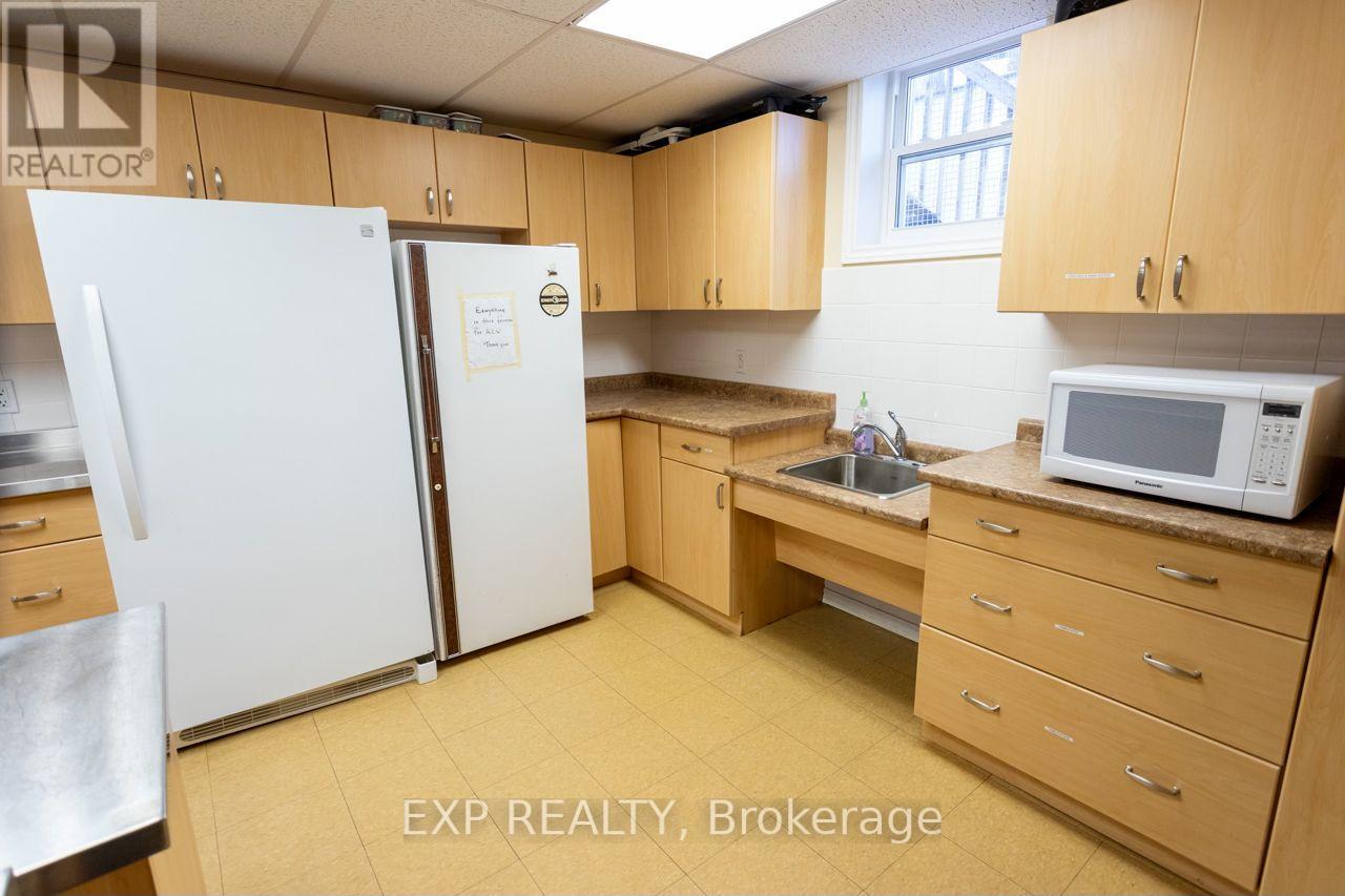 Upper/lower Hall/comm Kit - 19 St Albans Drive, Halton Hills, Ontario  L7J 1C6 - Photo 14 - W12906896