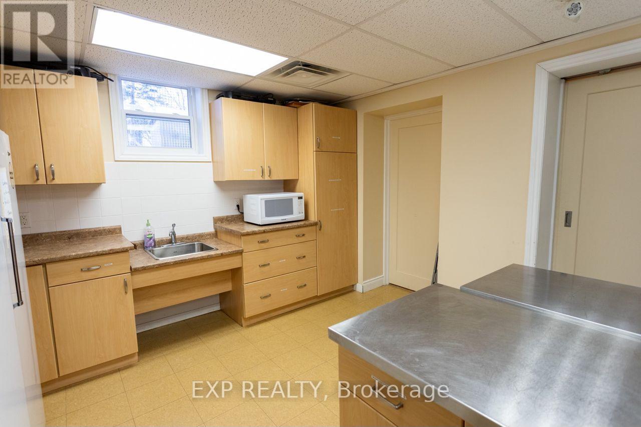 Upper/lower Hall/comm Kit - 19 St Albans Drive, Halton Hills, Ontario  L7J 1C6 - Photo 15 - W12906896