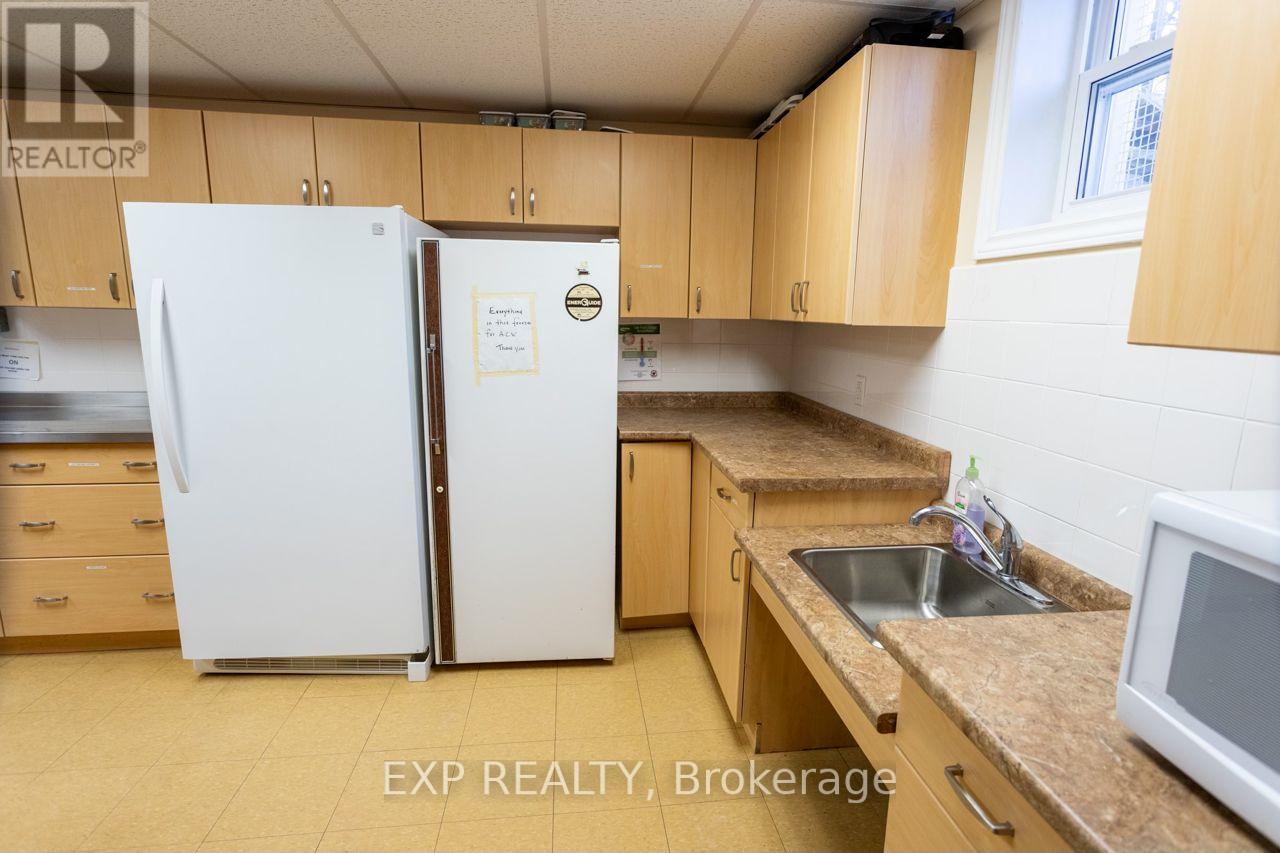 Upper/lower Hall/comm Kit - 19 St Albans Drive, Halton Hills, Ontario  L7J 1C6 - Photo 16 - W12906896