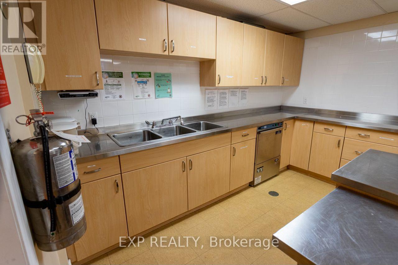 Upper/lower Hall/comm Kit - 19 St Albans Drive, Halton Hills, Ontario  L7J 1C6 - Photo 17 - W12906896