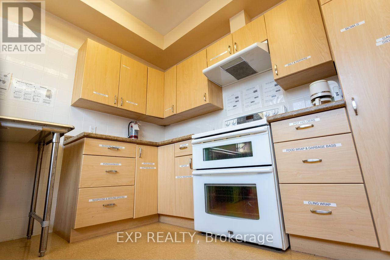 Upper/lower Hall/comm Kit - 19 St Albans Drive, Halton Hills, Ontario  L7J 1C6 - Photo 18 - W12906896