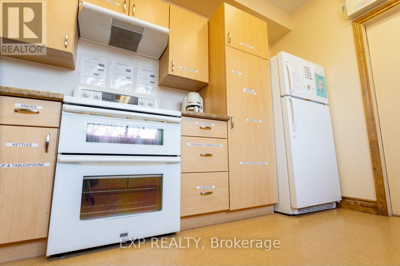 Upper/lower Hall/comm Kit - 19 St Albans Drive, Halton Hills, Ontario  L7J 1C6 - Photo 19 - W12906896