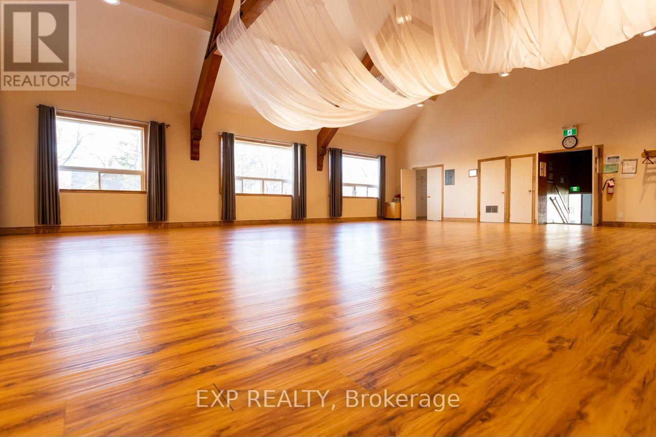 Upper/lower Hall/comm Kit - 19 St Albans Drive, Halton Hills, Ontario  L7J 1C6 - Photo 2 - W12906896