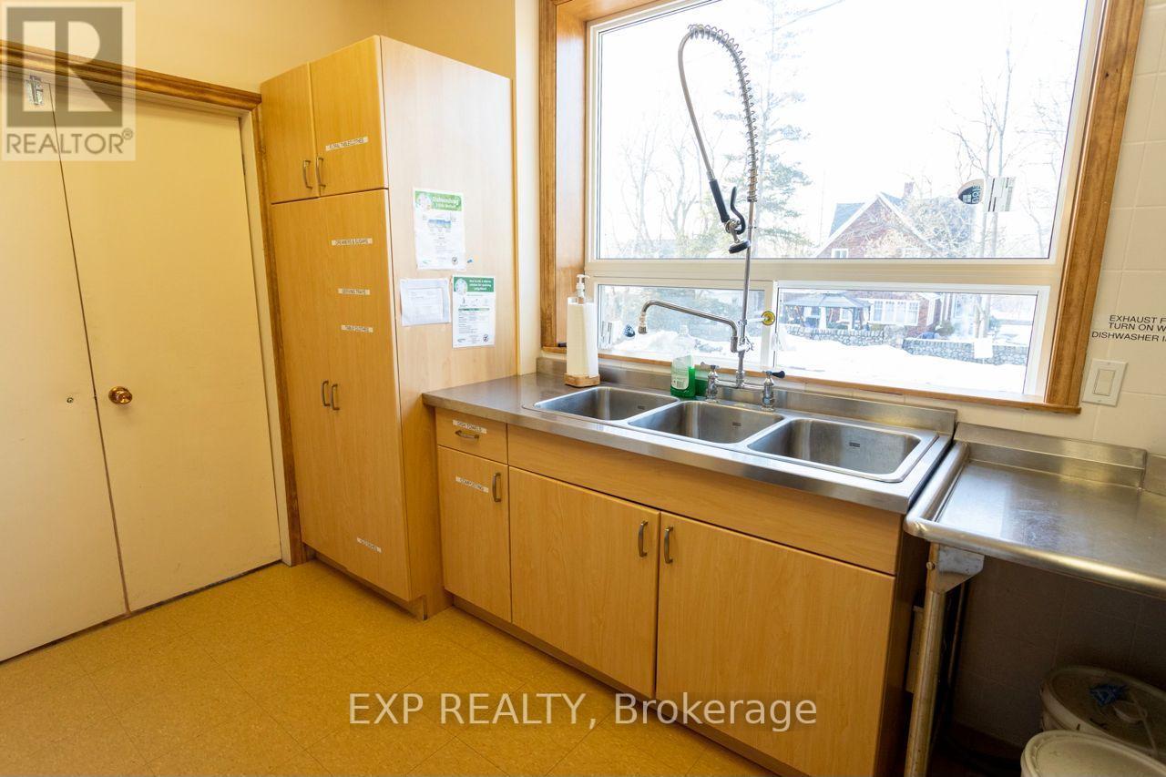 Upper/lower Hall/comm Kit - 19 St Albans Drive, Halton Hills, Ontario  L7J 1C6 - Photo 21 - W12906896