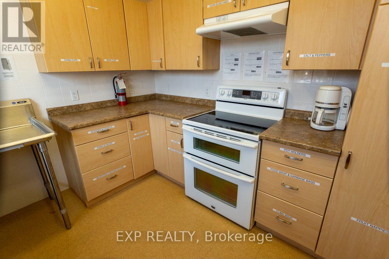 Upper/lower Hall/comm Kit - 19 St Albans Drive, Halton Hills, Ontario  L7J 1C6 - Photo 22 - W12906896