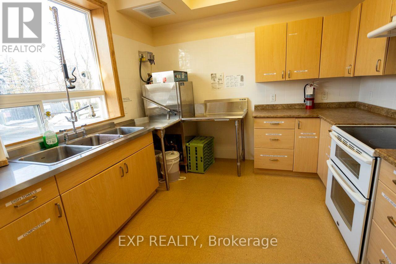 Upper/lower Hall/comm Kit - 19 St Albans Drive, Halton Hills, Ontario  L7J 1C6 - Photo 23 - W12906896