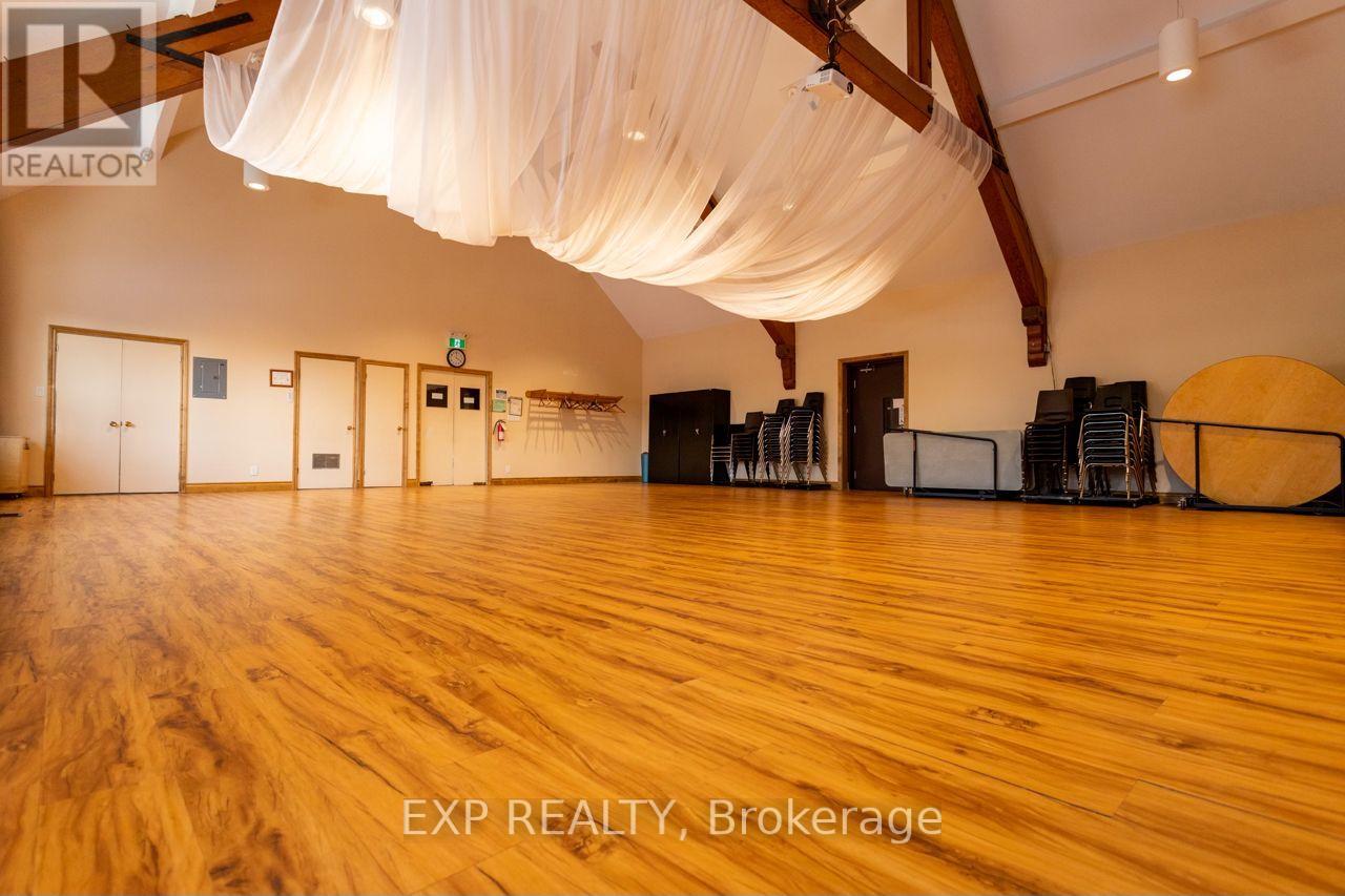 Upper/lower Hall/comm Kit - 19 St Albans Drive, Halton Hills, Ontario  L7J 1C6 - Photo 3 - W12906896