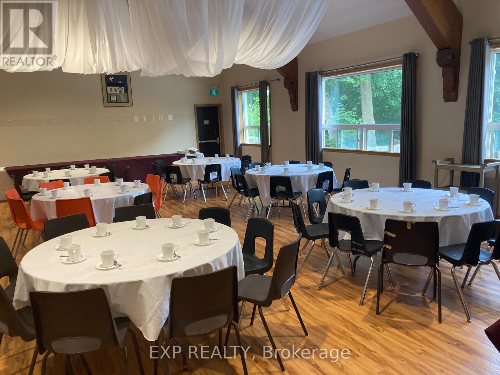 Upper/lower Hall/comm Kit - 19 St Albans Drive, Halton Hills, Ontario  L7J 1C6 - Photo 4 - W12906896