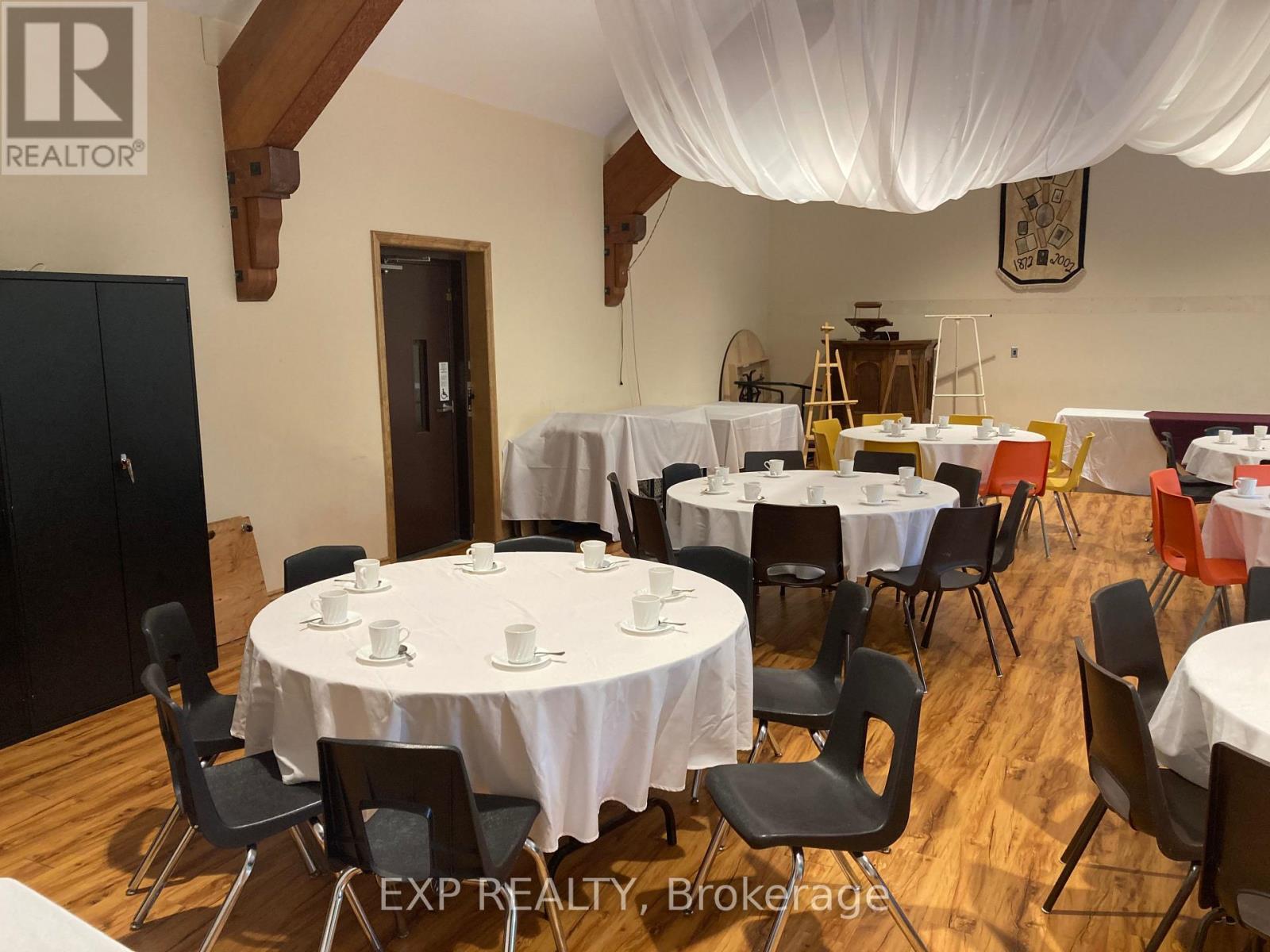 Upper/lower Hall/comm Kit - 19 St Albans Drive, Halton Hills, Ontario  L7J 1C6 - Photo 5 - W12906896