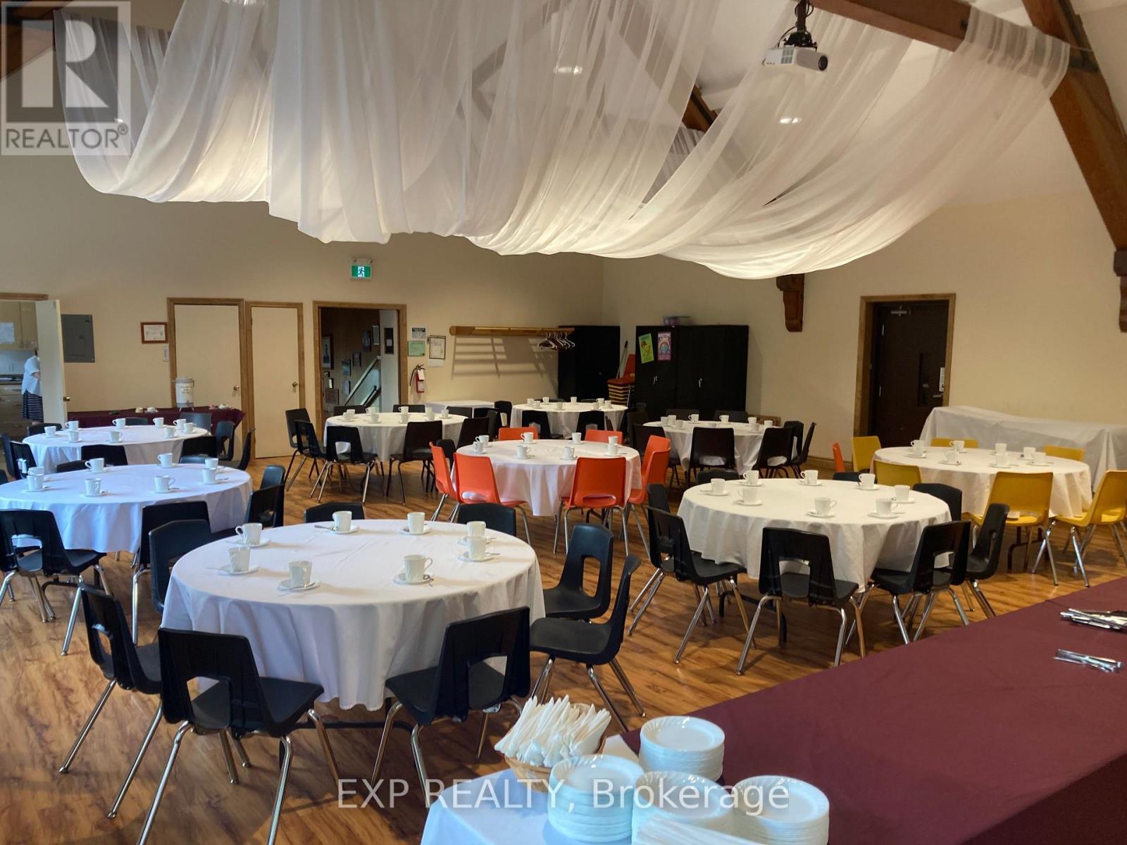 Upper/lower Hall/comm Kit - 19 St Albans Drive, Halton Hills, Ontario  L7J 1C6 - Photo 6 - W12906896