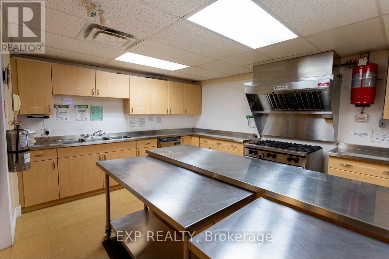 Upper/lower Hall/comm Kit - 19 St Albans Drive, Halton Hills, Ontario  L7J 1C6 - Photo 7 - W12906896