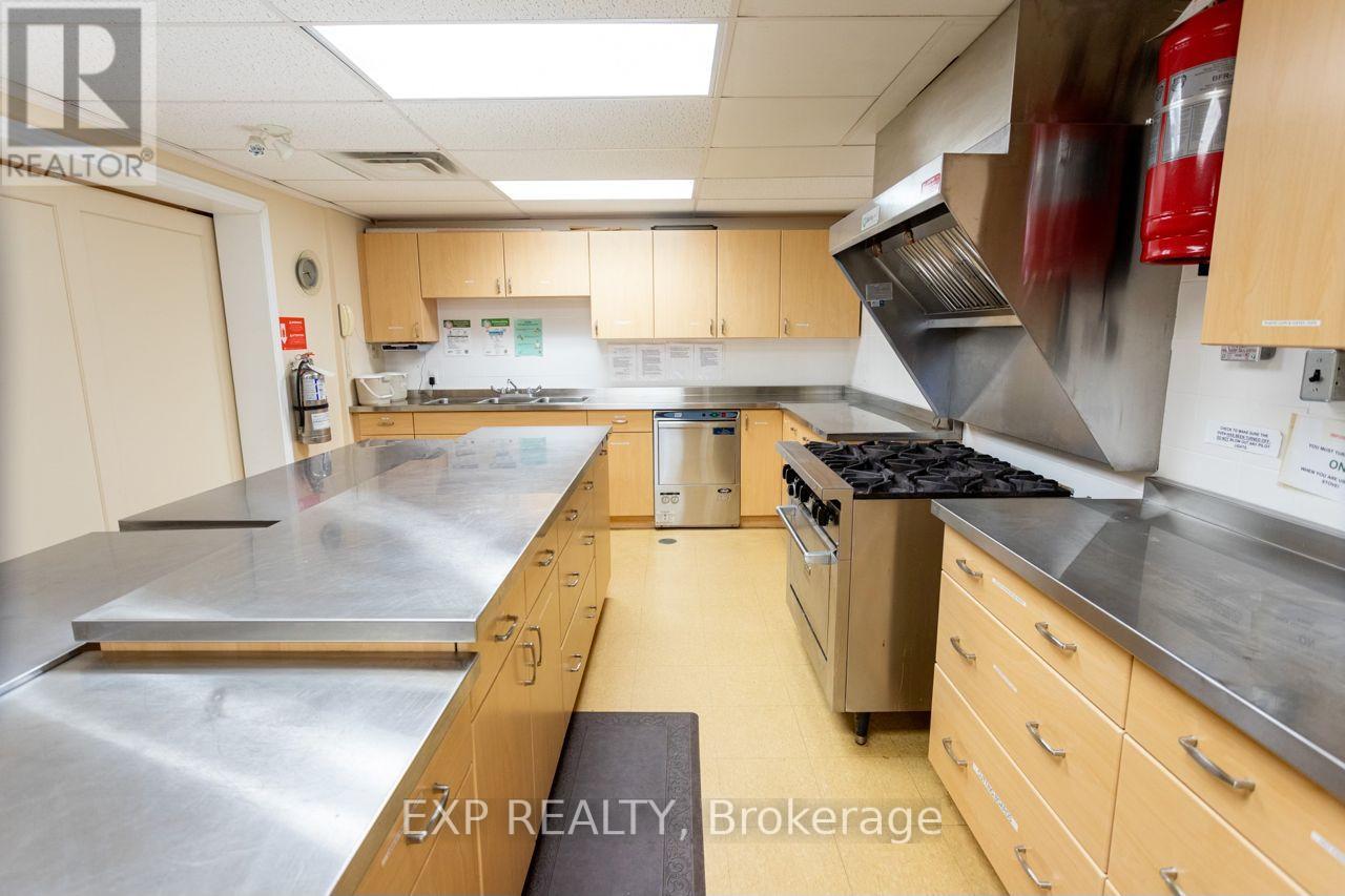 Upper/lower Hall/comm Kit - 19 St Albans Drive, Halton Hills, Ontario  L7J 1C6 - Photo 8 - W12906896