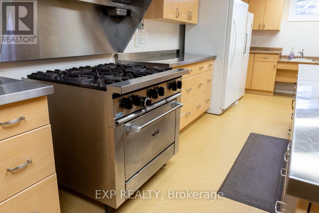 Upper/lower Hall/comm Kit - 19 St Albans Drive, Halton Hills, Ontario  L7J 1C6 - Photo 9 - W12906896