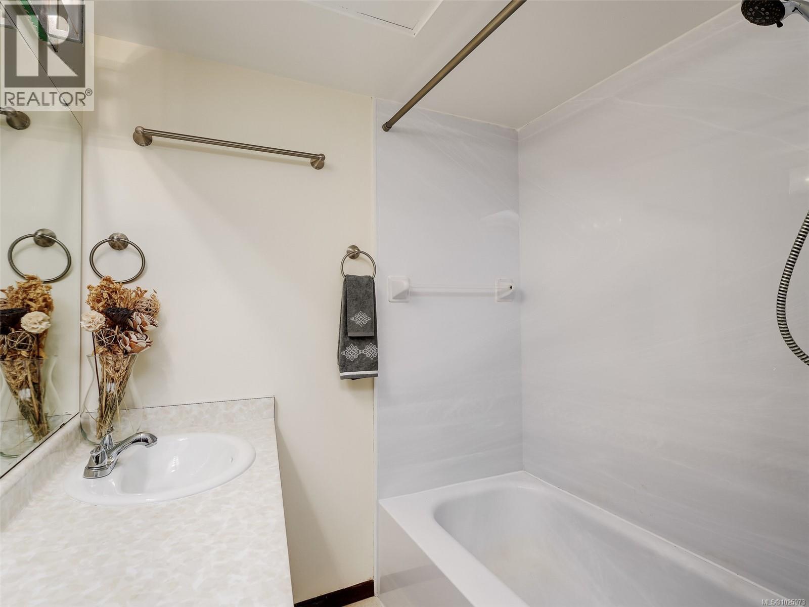 1541 North Dairy Rd, Victoria, British Columbia  V8T 3T9 - Photo 12 - 1025973