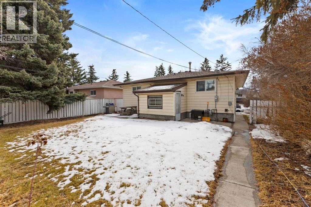 818 68 Avenue SW, Calgary, Alberta  T2V 0N4 - Photo 5 - A2295329