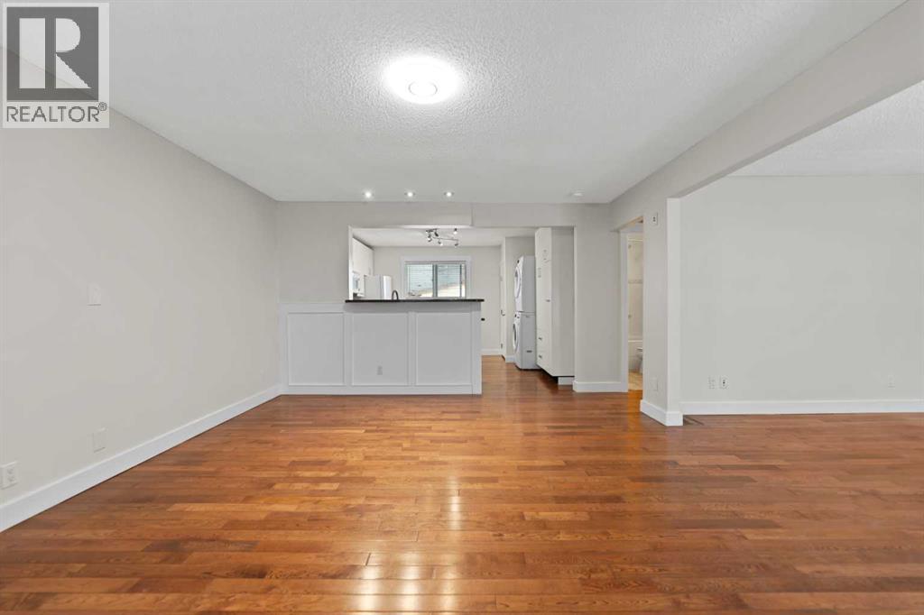 818 68 Avenue SW, Calgary, Alberta  T2V 0N4 - Photo 11 - A2295329